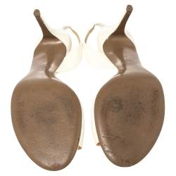 Pre Owned صندل فيرساتشي فتحة كعب جلد لامع كريمي مقاس 40