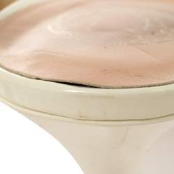 Pre Owned صندل فيرساتشي فتحة كعب جلد لامع كريمي مقاس 40