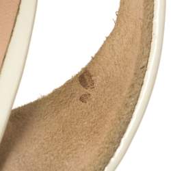 Pre Owned صندل فيرساتشي فتحة كعب جلد لامع كريمي مقاس 40