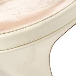 Pre Owned صندل فيرساتشي فتحة كعب جلد لامع كريمي مقاس 40