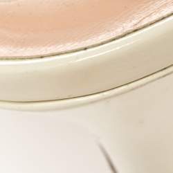 Pre Owned صندل فيرساتشي فتحة كعب جلد لامع كريمي مقاس 40