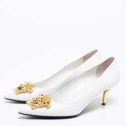 Pre Owned حذاء كعب عالي فيرساتشي ميدوسا جلد أبيض مقدمة مدببة مقاس 39