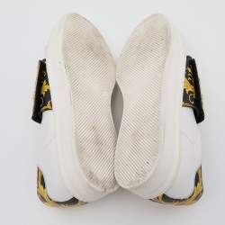 مملوكة مسبقًا Versace White Leather Baroque Printed Logo Low Top Sneakers Size 39