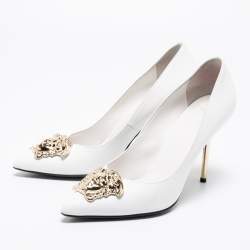 Pre Owned حذاء كعب عالي فيرساتشي ميدوسا جلد أبيض بمقدمة مدببة مقاس 39.5