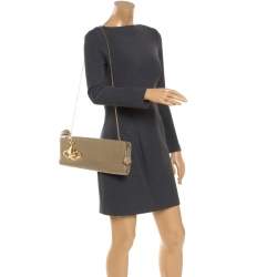 مملوكة مسبقًا Vivienne Westwood Beige Ostrich Embossed Ebury Chain Clutch