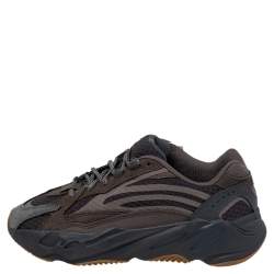 مملوكة مسبقًا حذاء رياضي ييزي واديداس بوست 700 في2 جيود جلد ونوبوك رمادي مقاس 40 2/3