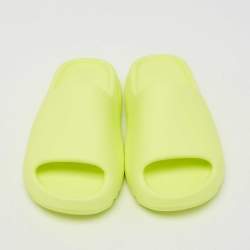 Pre Owned صندل سلايد ييزي × أديداس رزين مطاط أخضر مقاس 39