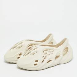 مملوكة مسبقًا Yeezy x Adidas Foam RNR Sand Size 40.5 Off White Rubber Slip On Sneakers