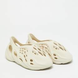 مملوكة مسبقًا Yeezy x Adidas Foam RNR Sand Size 40.5 Off White Rubber Slip On Sneakers