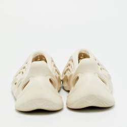 مملوكة مسبقًا Yeezy x Adidas Foam RNR Sand Size 40.5 Off White Rubber Slip On Sneakers