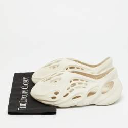 مملوكة مسبقًا Yeezy x Adidas Foam RNR Sand Size 40.5 Off White Rubber Slip On Sneakers