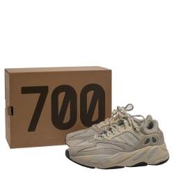 حذاء رياضي ييزي x أديداس جلد أبيض وسويدي وشبك بوست 700 أنالوغ مقاس 44