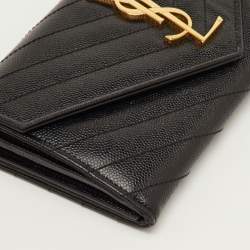 مملوكة مسبقًا محفظة قلاب سان لوران مونوغرام كبيرة جلد أسود ماتيلّاسيه كاساندرا