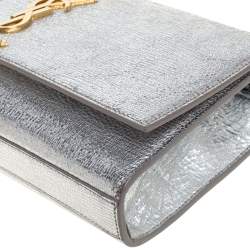 مملوكة مسبقًا  حقيبة كلتش سان لوران جلد مونوغرامي مزخرف فضي ميتاليك