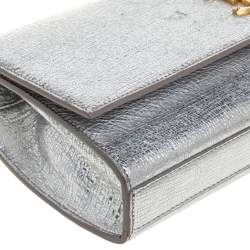 مملوكة مسبقًا  حقيبة كلتش سان لوران جلد مونوغرامي مزخرف فضي ميتاليك