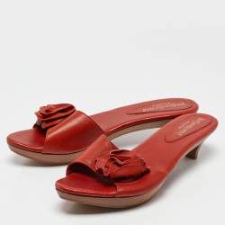 مملوكة مسبقًا Yves Saint Laurent Red Leather Flower Applique Clogs Size 39
