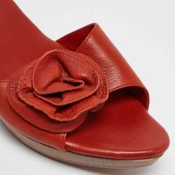 مملوكة مسبقًا Yves Saint Laurent Red Leather Flower Applique Clogs Size 39
