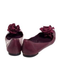 مملوكة مسبقًا حذاء فلات باليه إيف سان لوران مزخرف وردة جلد عنابي مقاس 39.5