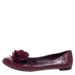 مملوكة مسبقًا حذاء فلات باليه إيف سان لوران مزخرف وردة جلد عنابي مقاس 39.5