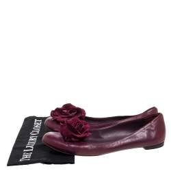 مملوكة مسبقًا حذاء فلات باليه إيف سان لوران مزخرف وردة جلد عنابي مقاس 39.5