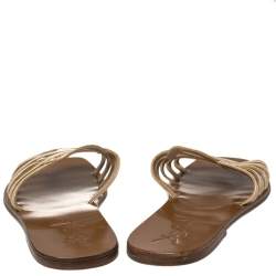 مملوكة مسبقًا صندل سلايد إيف سان لوران جلد لامع بيج منقوش بسيور مقاس 41