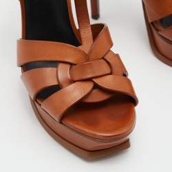 Pre Owned صندل سان لوران جلد فضي ميتاليك بنعل سميك وحزام كاحل مقاس 40