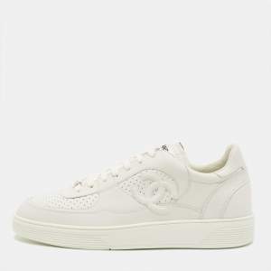 مملوكة مسبقًا حذاء رياضي شانيل جلد أبيض مثقوب بأربطة مقاس 46