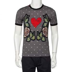 مملوكة مسبقًا تي شيرت دولتشي أند غابانا  بولكا رصاصي نمط منقط مطبوع بقلب وورود برقبة مستديرة مقاس متوسط - ميديوم 