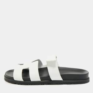 مملوكة مسبقًا صندل هيرمس كيبر جلد أبيض مقاس 43