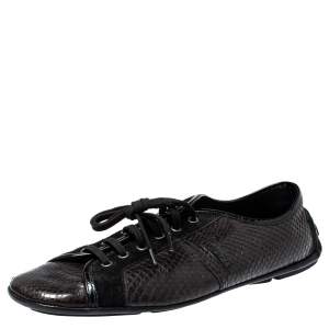 حذاء رياضي فيرساتشي منخفض من أعلى سويدي و جلد ثعبان أسود و بني داكن مقاس 44