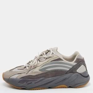 مملوكة مسبقًا حذاء رياضي اديداس X ييزي 700 بوست في2 جيودي سويدي وجلد رصاصي مقاس 46 2/3