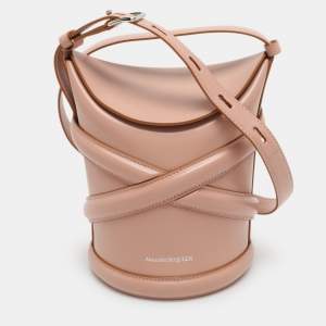 مملوكة مسبقًا Alexander McQueen The Curve Dusty Pink Leather Bucket Bag