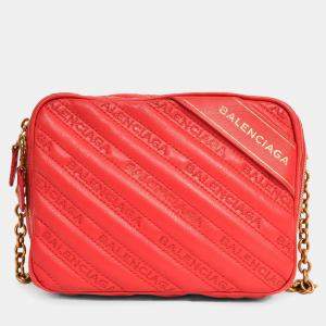 مملوكة مسبقًا Balenciaga Red Leather Logo 'Blanket Reporter' Camera Bag
