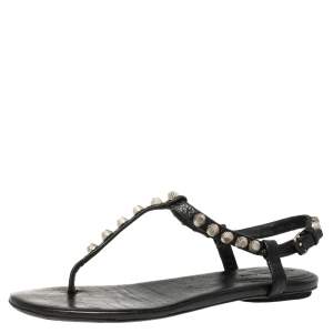 مملوكة مسبقًا Balenciaga Black Leather Studded Arena Thong Flats Size 37.5