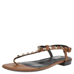 مملوكة مسبقًا Balenciaga Brown Leather Arena Studded Strappy Flat Thong Sandals Size 39