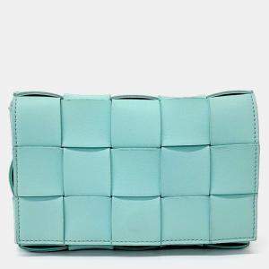 Pre Owned حقيبة بوتيغا فينيتا جلد زرقاء كاسيت صغيرة