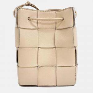 مملوكة مسبقًا Bottega Veneta Beige Leather Cassette Bucket Bag