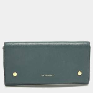 مملوكة مسبقًا محفظة كونتيننتال بربري جلد أزرق فاتح لامع بقلاب