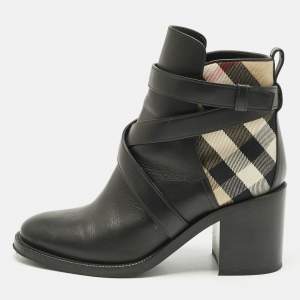 مملوكة مسبقًا Burberry Black/Beige Check Canvas and Leather Ankle Length Boots Size 39