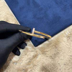 Pre Owned سوار كارتتيه ذهب وردي مرصع بالألماس مسامير مقاس 17