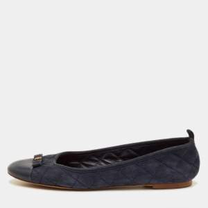 مملوكة مسبقًا CH Carolina Herrera Bow Cap Toe Size 38 Navy Blue Quilted Suede and Leather Ballet Flats