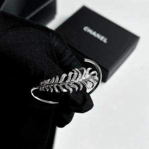 Pre Owned Chanel Plume De Chanel Feather 18K White Gold Diamonds Bracelet