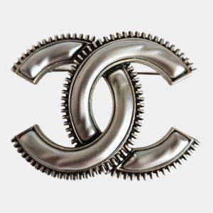 Pre Owned Chanel Grey CC Laiton Argente Brooch