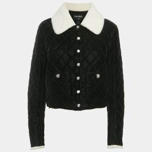 مملوكة مسبقًا جاكيت شانيل أسود من الفرو الصناعي بلمسة ساتان مبطن مقاس متوسط (ميديوم)