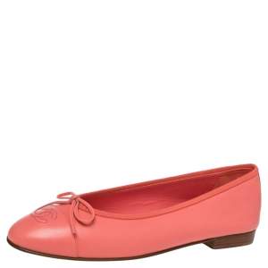 مملوكة �مسبقًا Chanel Coral Pink Leather CC Cap Toe Bow Ballet Flats Size 40