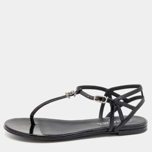 مملوكة مسبقًا Chanel Black Patent Leather Embellished CC Thong Flat Sandals Size 40