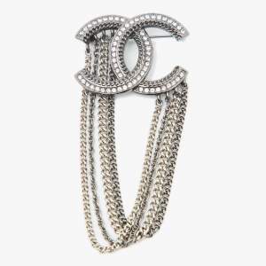 مملوكة مسبقًا Chanel CC Multi-Chain Crystals Gunmetal Tone Pin Brooch