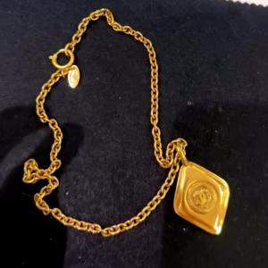مملوكة مسبقًا Chanel Vintage CC Necklace