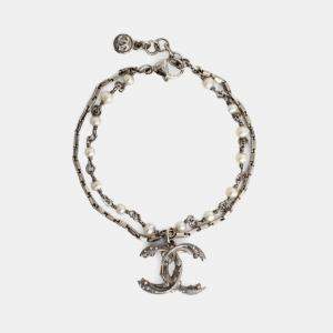 مملوكة مسبقًا Chanel 2013 Silver Toned Faux Pearl Stationed CC Bracelet