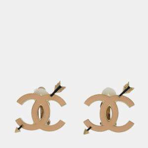 مملوكة مسبقًا Chanel Gold CC And Arrow Earrings Clip-On
